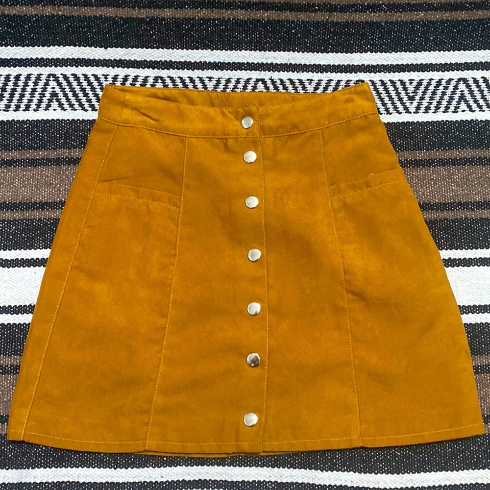 The CUTEST H&M button up skirt!!